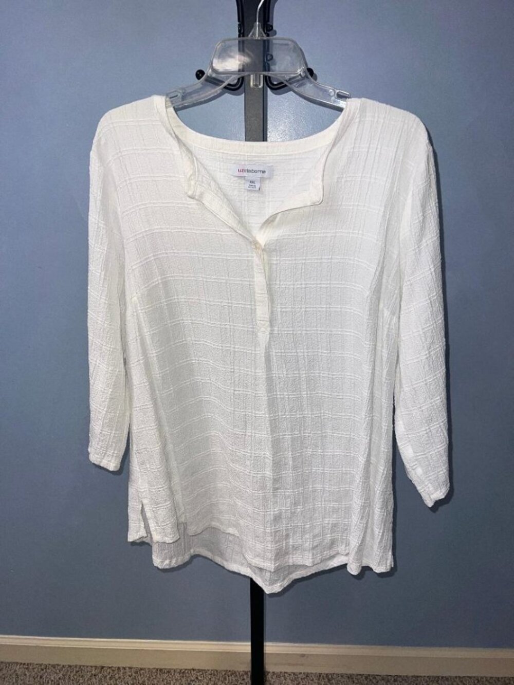 Liz Claiborne Women's White Textured Button Neck Tunic Top